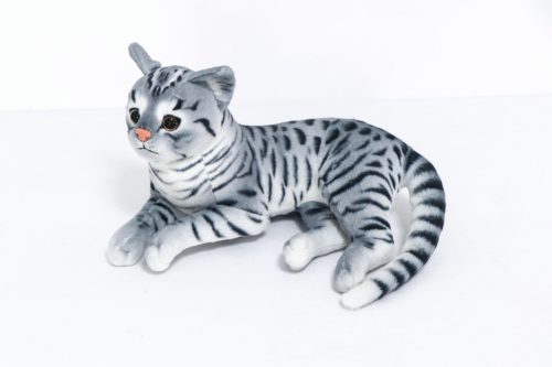 KATZE LIEGEND GRAU    32CM